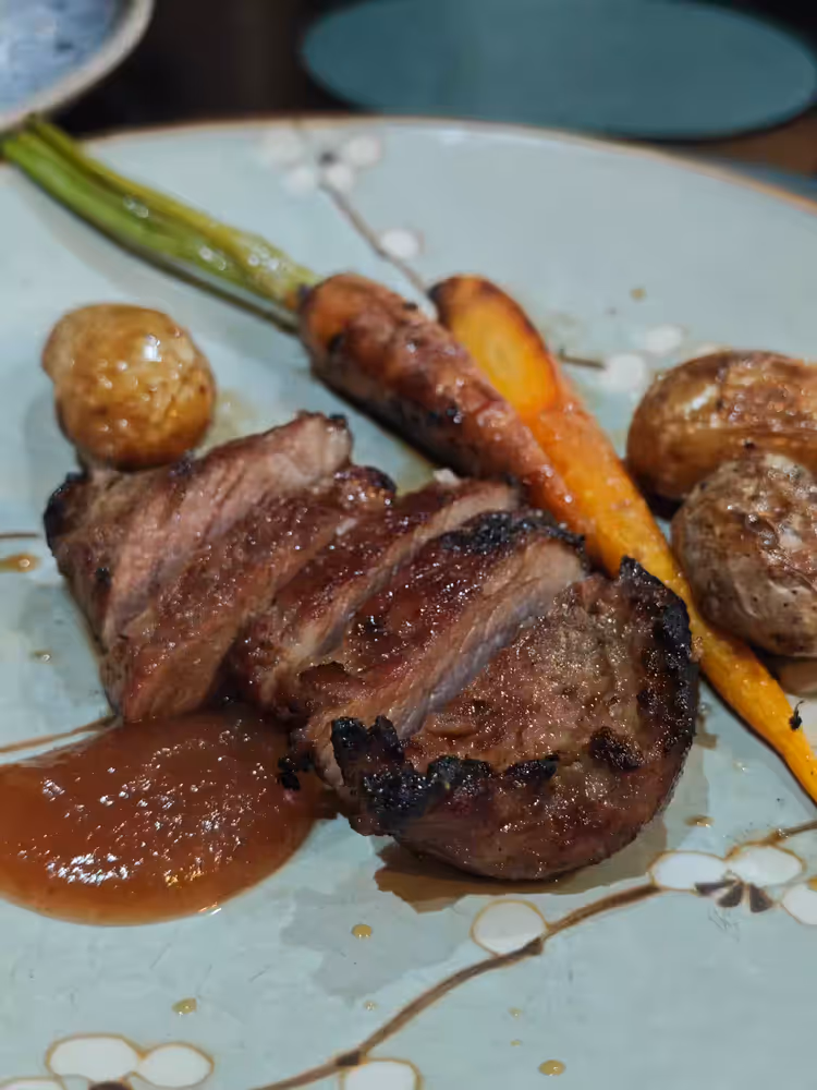 Bœuf grillé, carottes et pommes de terre rôties, une assiette de la carte du Sushikai