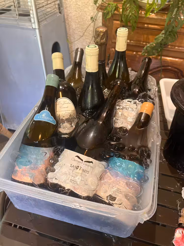 Bouteilles de vin au frais dans un bac à glace